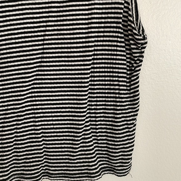 Black and White Striped Sleeveless Cropped Tank Top - Picture 2 of 5